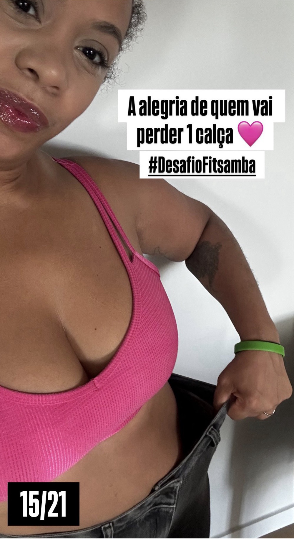 Preta Nascimento mostrando a calça larga — 15/21 do Desafio FitSamba